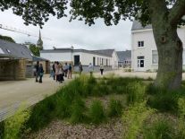 Moelan-Lindelfels-arbre parking velos et ecole2.JPG